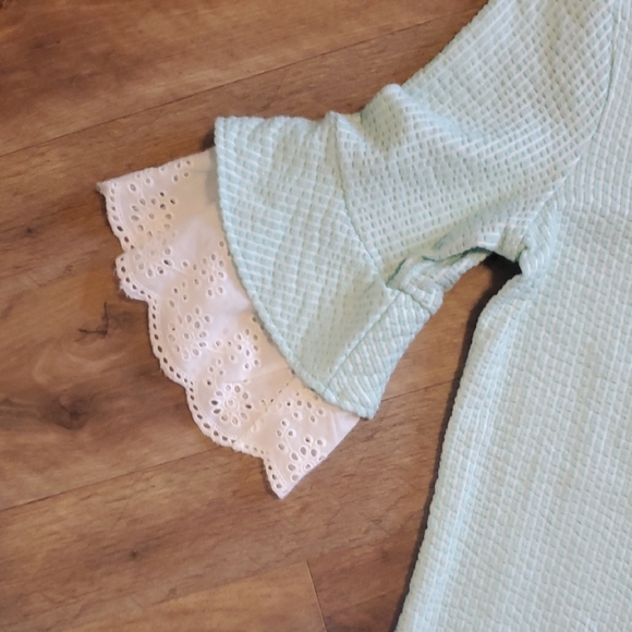 NWT Elle Light Green Small Blouse with White Lace Sleeves - Picture 4 of 5
